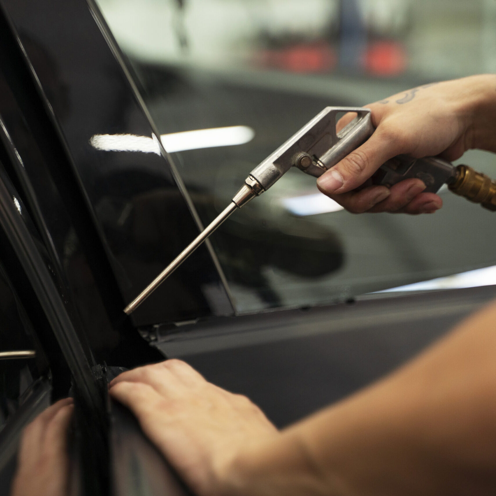 auto-service-salon-doign-car-wrapping